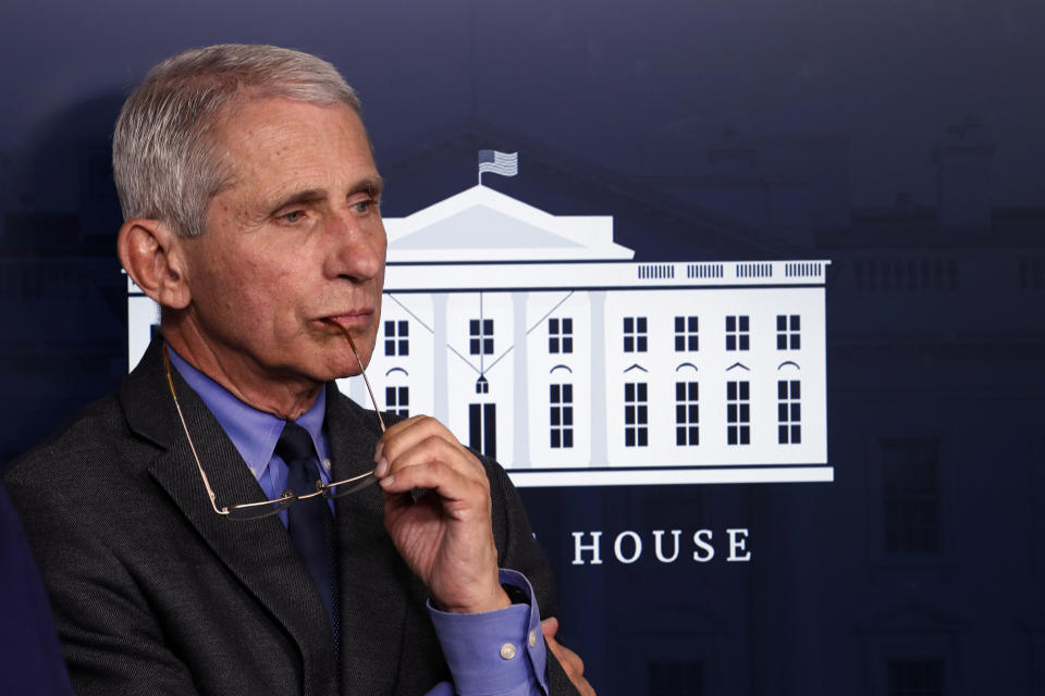 El médico Anthony Fauci escucha durante una conferencia sobre el nuevo coronavirus en la sala de prensa James Brady de la Casa Blanca, en Washington, el martes 7 de abril de 2020. (AP Foto/Alex Brandon)