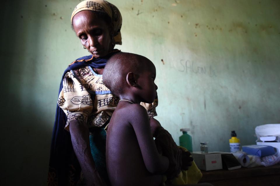 A refugee pullo woman holds her child while he receives care at a centre for displaced muslims fleeing the anti-balaka militia, in Yaloke, some 200 km east of Bangui, on May 4, 2014.&nbsp;