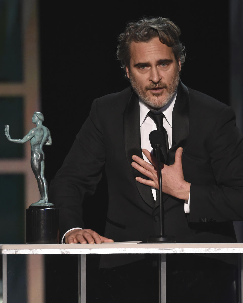 Joaquin Phoenix recibe el Premio SAG al mejor actor, por "Joker", el domingo 19 de enero del 2020 en Los Angeles. (AP Foto/Chris Pizzello)