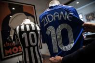 <p>Due numeri dieci: Michel Platini e Zinedine Zidane. Sarà un’asta con grandi fantasisti (foto: Aste LaPresse) </p>