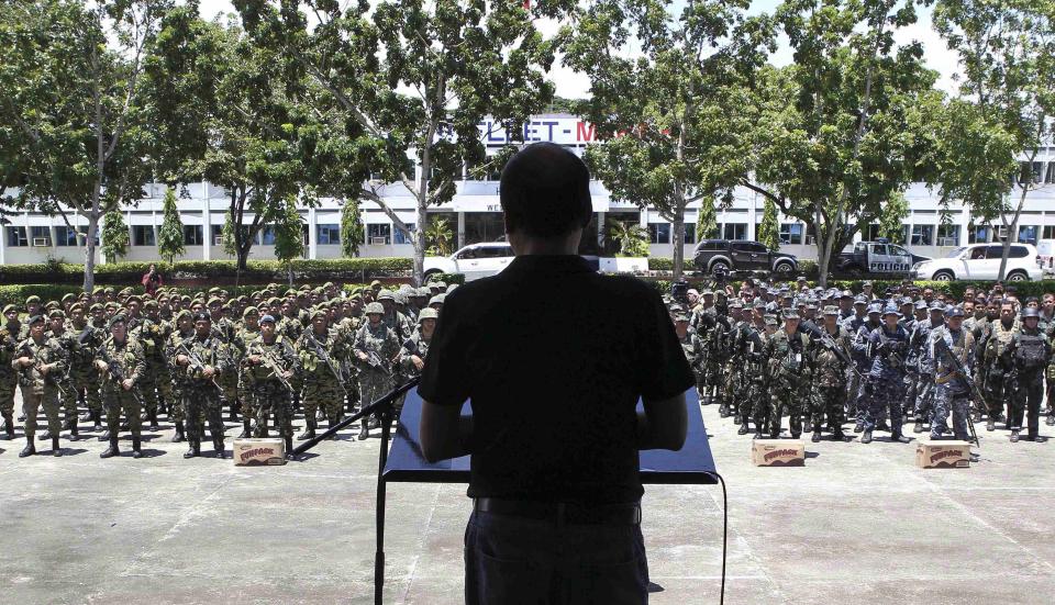 Philippine President Benigno Aquino speaks to soldiers during a visit to assess the situation of the standoff between the Moro National Liberation Front (MNLF) and government forces, at the Camp Navarro hospital in Zamboanga city