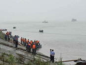 Rescue workers search after a ship sank at the Jianli section of Yangtze River, Hubei province, China, June 2, 2015. The passenger ship carrying 458 people sank on Monday night, Xinhua news agency said, citing the Yangtze River navigation administration. REUTERS/Stringer CHINA OUT. NO COMMERCIAL OR EDITORIAL SALES IN CHINA