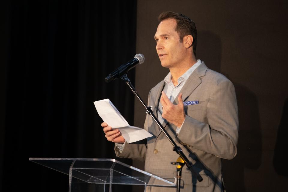 Tom Snyder addresses the crowd at the 12th annual Men of the Desert fashion show benefiting Animal Samaritans.