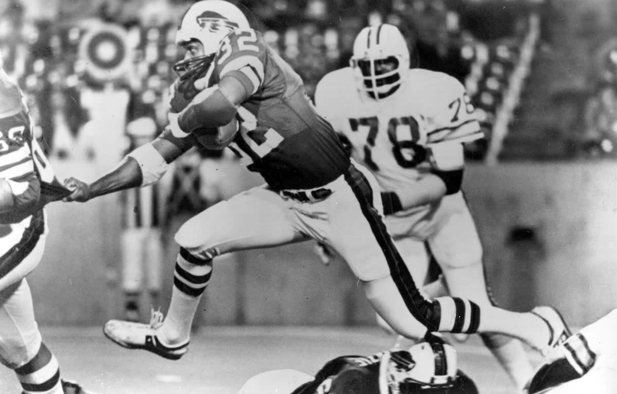Simpson plays running back for Buffalo Bills in 1977 (AP)
