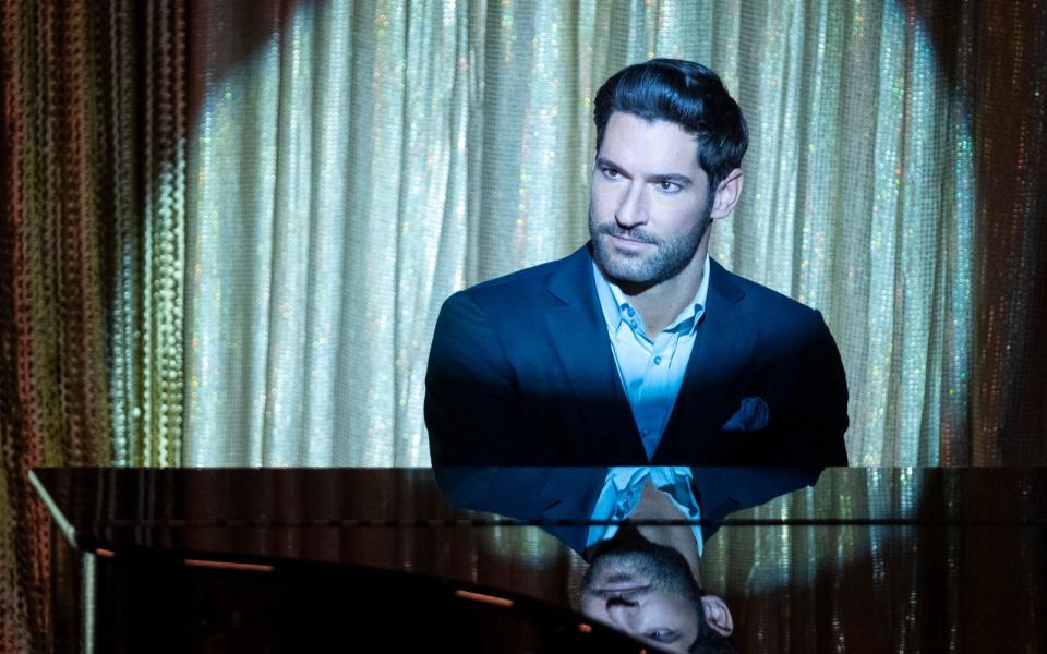 Ein letztes Mal steht Lucifer (Tom Ellis) noch im Rampenlicht, dann tritt der teuflische Serienheld ab. Am 25. Oktober steht das Finale von "Lucifer" bei Amazon an. Der charismatische Titelheld ist bei weitem nicht die einzige beliebte Serienfigur, von der sich Streamingfans 2021 verabschieden müssen ... (Bild: 2021 Warner Bros. Entertainment Inc. )