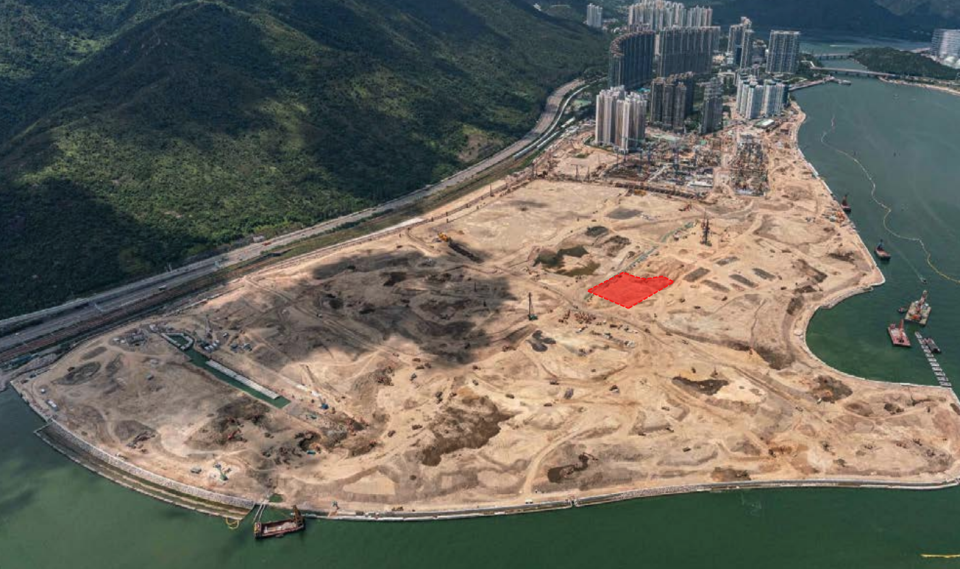 樂建居東涌選址（紅色部分）為新發展區填海土地，四周仍屬爛地一片。（房屋局）