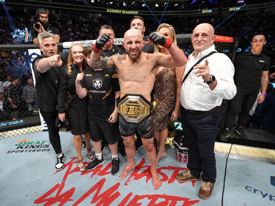 LAS VEGAS, NEVADA - 2 DE JULIO: Alexander Volkanovski de Australia celebra su victoria en la pelea por el campeonato de peso pluma de UFC durante el evento UFC 276 en T-Mobile Arena el 2 de julio de 2022 en Las Vegas, Nevada.  (Foto de Jeff Bottari/Zuffa LLC)