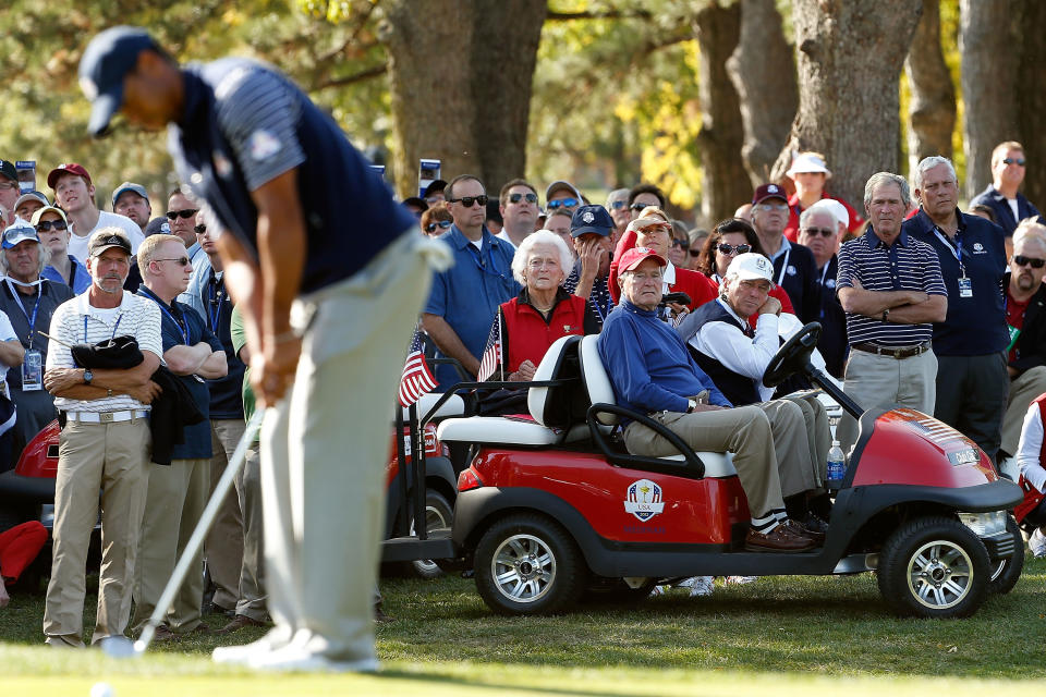 MEDINAH, IL - SEPTEMBER 29:  (L-R) Tiger Woods of the USA is watched by Barbara Bush, Former U.S. President George H.W. Bush, Jim Deaton, George W. Bush and PGA of America president Allen Wronowski during day two of the Afternoon Four-Ball Matches for The 39th Ryder Cup at Medinah Country Club on September 29, 2012 in Medinah, Illinois.  (Photo by Jamie Squire/Getty Images)