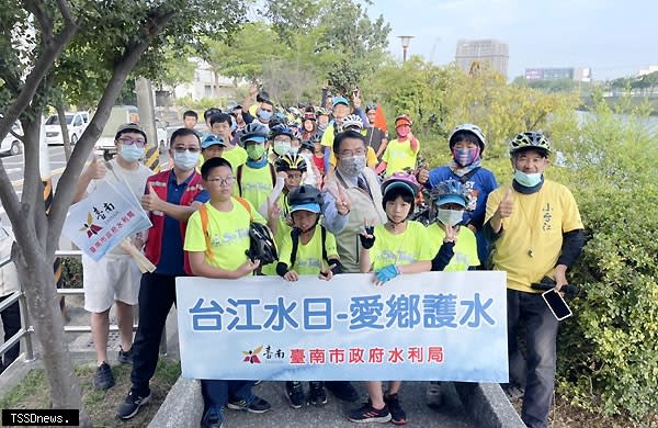 南市長黃偉哲（中）出席台江水日愛鄉護水嘉南大圳單車溯源之旅，期盼讓更多人認識台江及水圳之美。<br /><br />（記者李嘉祥攝）