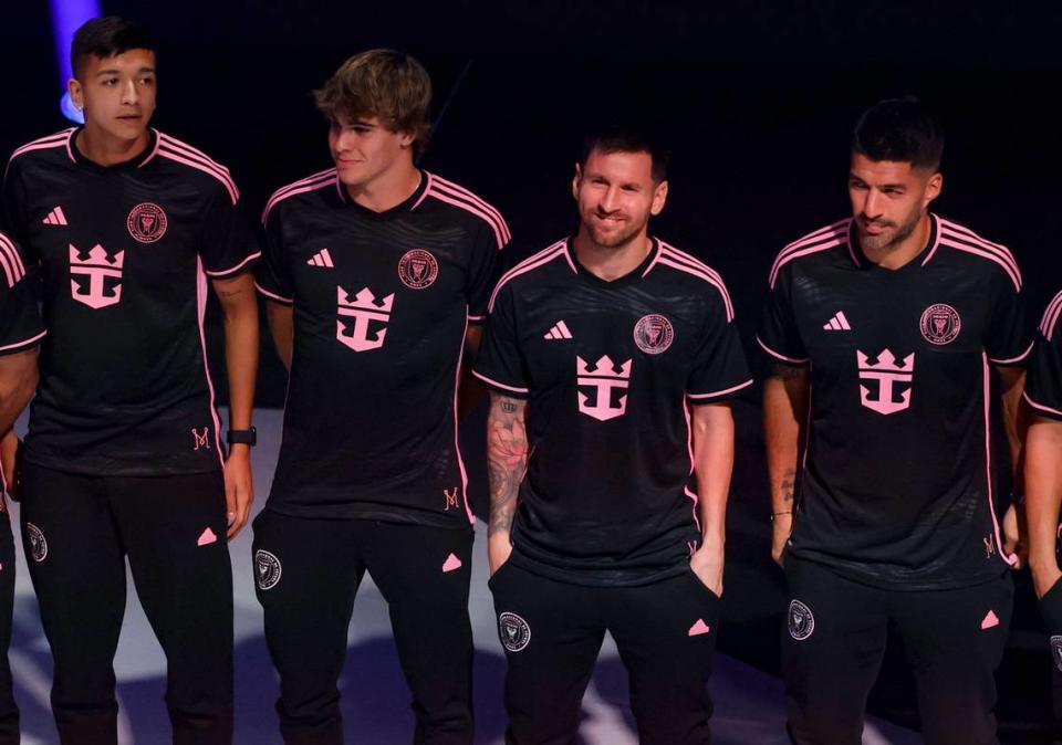 Lionel Messi y los jugadores del Inter Miami en el lanzamiento de la nueva versión de la franela negra “La Noche” que usa el Inter Miami de visitante. Esta camiseta tendrá el logotipo de la compañía de cruceros con la corona y el ancla en rosa, en la parte delantera y central.