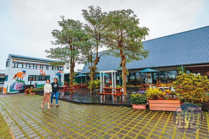 位在宜蘭礁溪的親子餐廳「幸福時光Happy Time」有個廣大的庭院，種植各式花草植栽。
