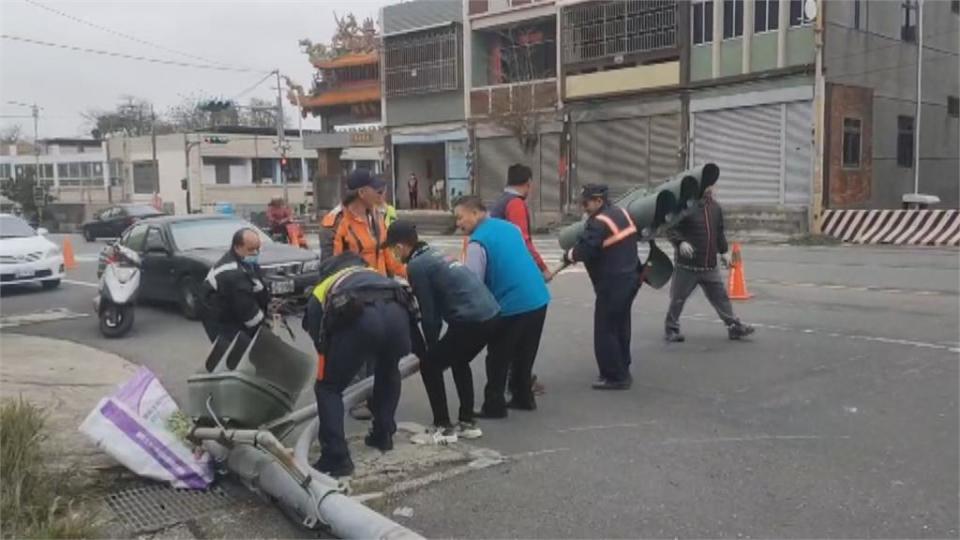 吊車吊臂忘了收一路衝...扯斷2根紅綠燈桿 通勤交通大打結