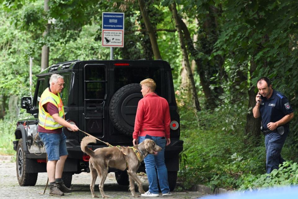 Un perro rastreador es trasladado para la búsqueda (Reuters)