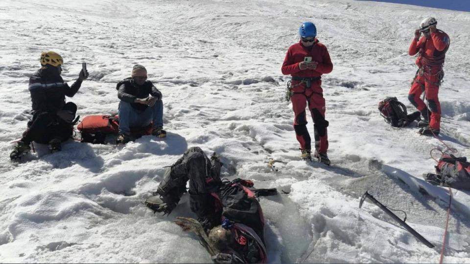 22年前攀登秘魯雪峰時失蹤的美籍登山客史塔姆夫爾近日因為積雪融化而重見天日。（圖／翻攝自X@ajay_verma66063）