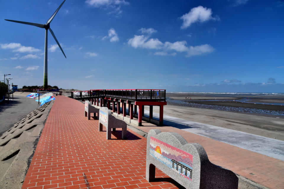 台中大安濱海樂園為中部知名的水域遊憩景點，海灘平坦寬闊，沙質柔細、海水湛藍，可從事多項水上活動。   圖：取自台中市政府官網