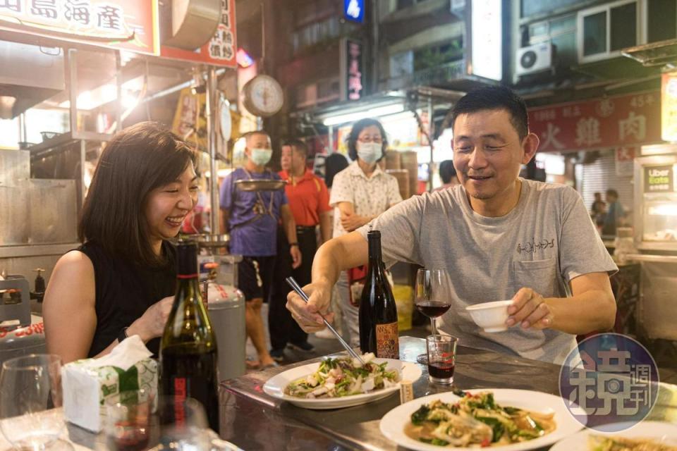 葡萄酒作家林裕森（中）舉辦「拎薄酒來迺夜市」的活動推廣酒食搭配，獲得極大迴響。