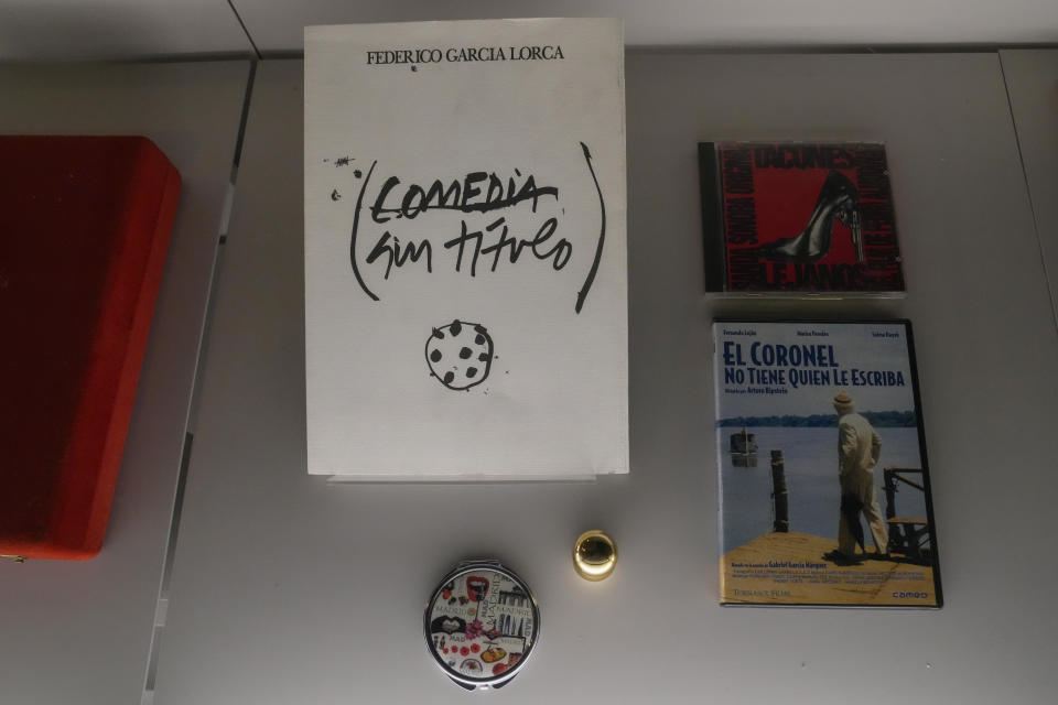 "Comedia sin título", de Federico García Lorca, y otras piezas del legado de la actriz española Marisa Paredes para la "Caja de las Letras", una iniciativa que busca preservar y documentar la riqueza de las culturas hispánicas, expuestos en la sede del Instituto Cervantes, en Madrid, el 24 de abril de 2024. (AP Foto/Paul White)