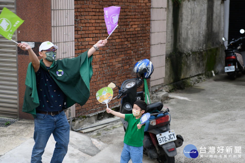 民進黨桃園市長候選人鄭運鵬車隊謝票，沿街民眾紛紛給予鼓勵加打氣。