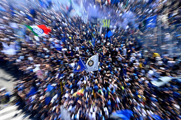 Fußball Fans freuen sich nach der Corona-Pandemie die Stadien wieder zu füllen.