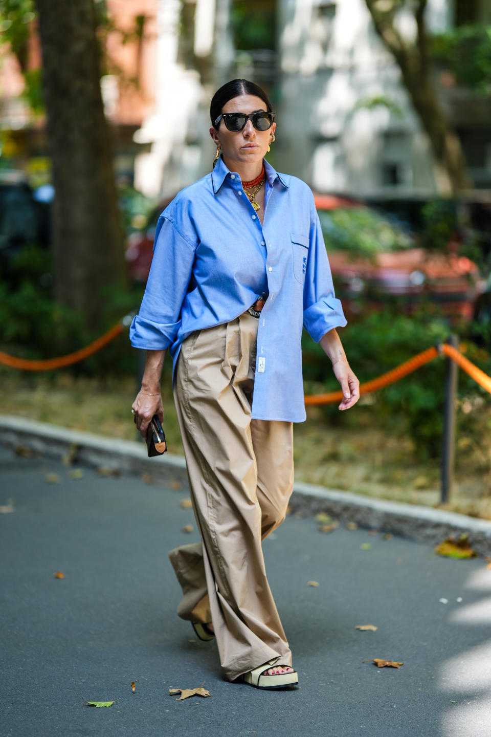 Look con pantalones anchos, una de las prendas que comprar en rebajas (Photo by Edward Berthelot/Getty Images)