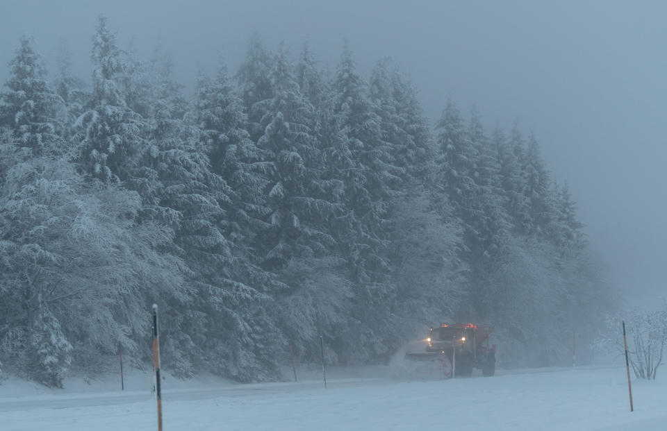 Enorme Neuschneemengen bringen den Winterdienst vielerorts an seine Grenzen. (Bild: Patrick Seeger/AFP/Getty Images)