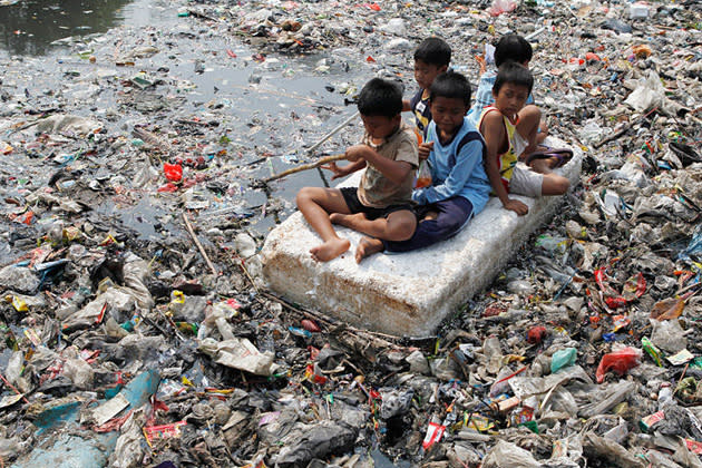 <b>19 septembre </b><br> À Jakarta, en Indonésie, des enfants se promènent dans une rivière remplie de détritus sur un radeau de fortune. <br> (Enny Nuraheni/Reuters)