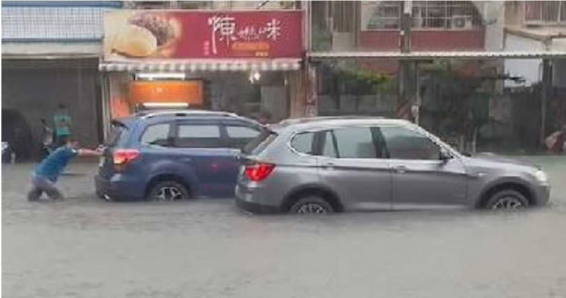 高雄本館路淹水畫面。（圖／記者爆料網）
