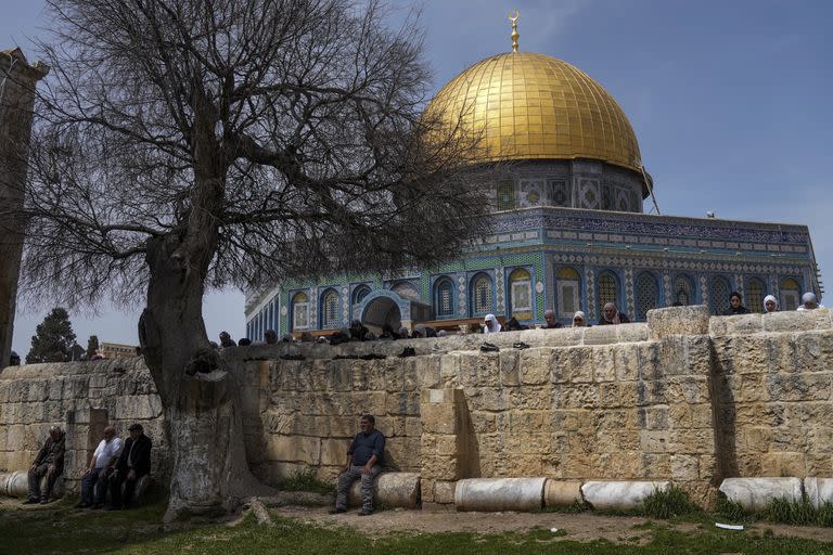 Fieles musulmanes se congregan para la oración del viernes cerca de la mezquita de Al Aqsa