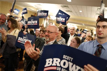 Supporters applaud as Republican Scott Brown announces his bid for the United States Senate primary election in Portsmouth, New Hampshire, April 10, 2014. REUTERS/Dominick Reuter