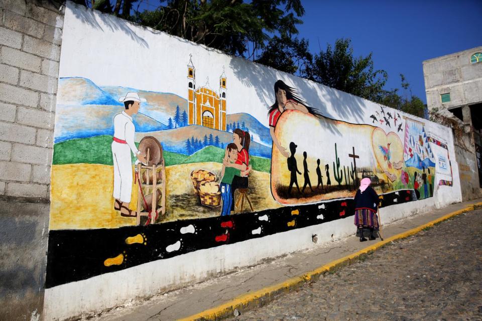 El mural se encuentra sobre la 7a Calle en el casco urbano de Comitancillo (Guatemala).