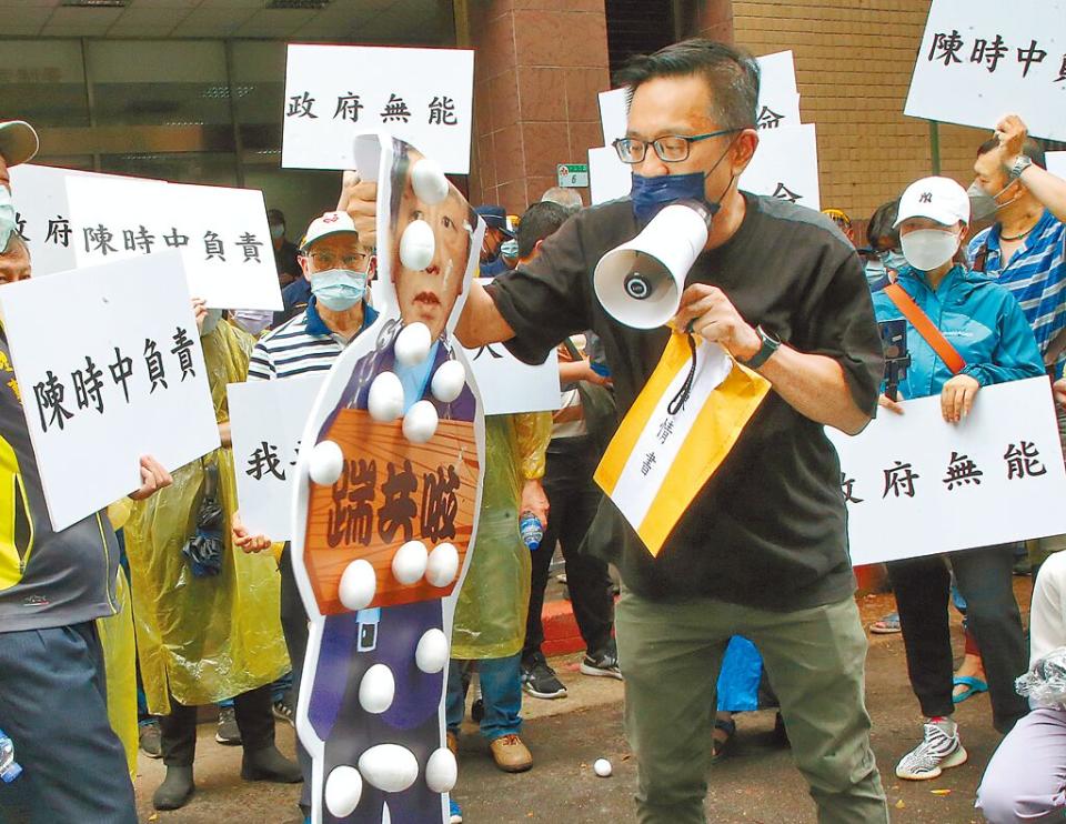 百名計程車司機13日到中央流行疫情指揮中心外抗議，痛批指揮中心無能，害他們生計出現問題，有人激動將指揮官陳時中人形立牌撕毀表達不滿。 （趙雙傑攝）