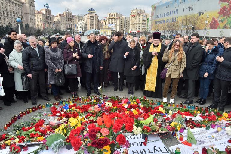 Protesters pay tribute to murdered Kremlin critic Boris Nemtsov during a ceremony on Independence Square in Kiev on March 1, 2015