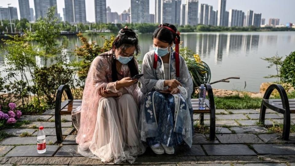 Dos mujeres chinas en la ciudad de Wuhan.