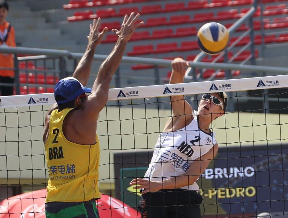 Steven van de Velde jugando voleibol de playa