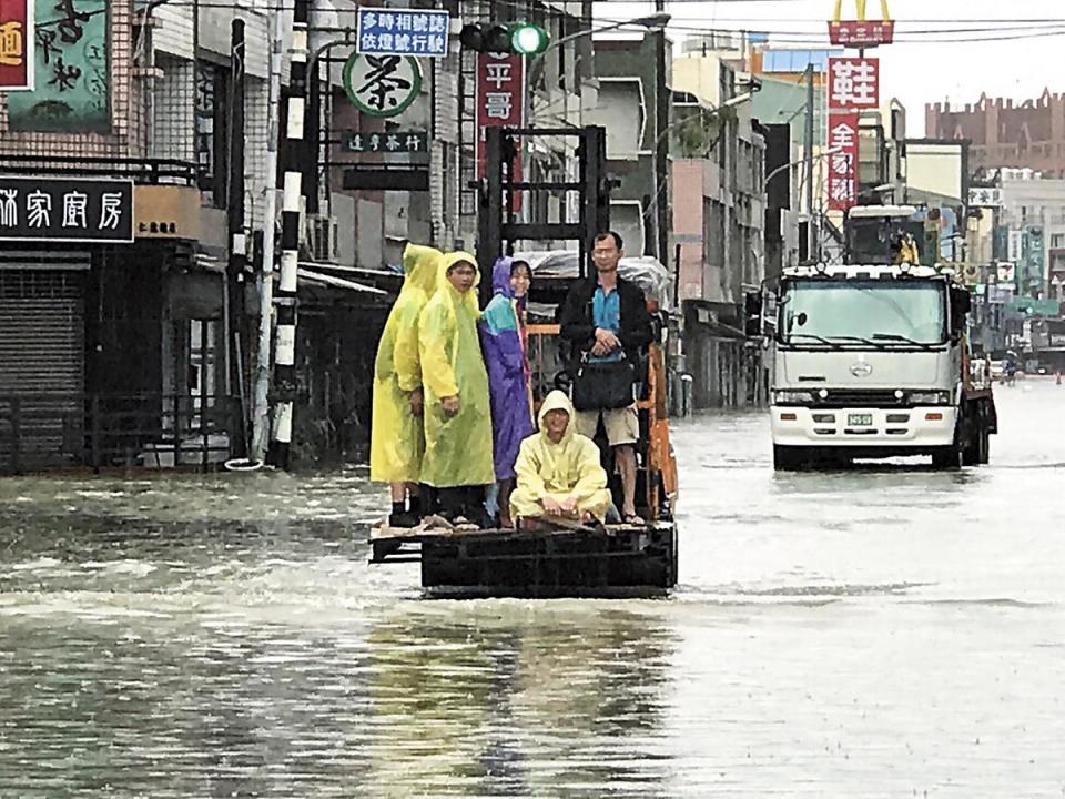 輕颱海棠雖然不強，但帶來西南氣流，一夜大雨就讓台南成水鄉澤國。