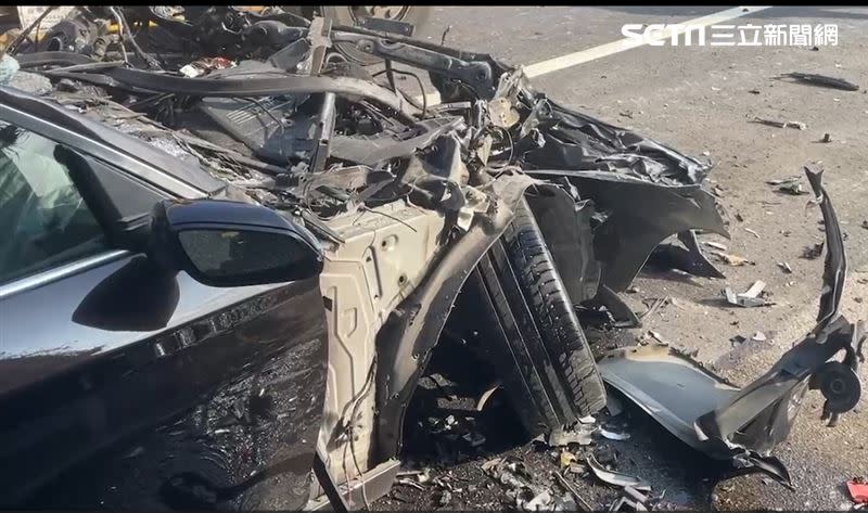 BMW鏟進聯結車底，整輛車支離破碎，駕駛受困車內被救出時已無生命跡象。(圖/翻攝畫面)