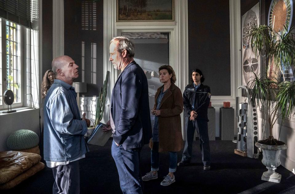 Dr. Adrian Goser (Martin Wuttke, links) muss mit den Polizisten Paul Brix (Wolfram Koch, zweiter von links), Anna Janneke (Margarita Broich) und Azad (Doguhan Kabadayi) einen Tatort-Begehung in seiner Villa durchführen. (Bild: HR / Bettina Müller)