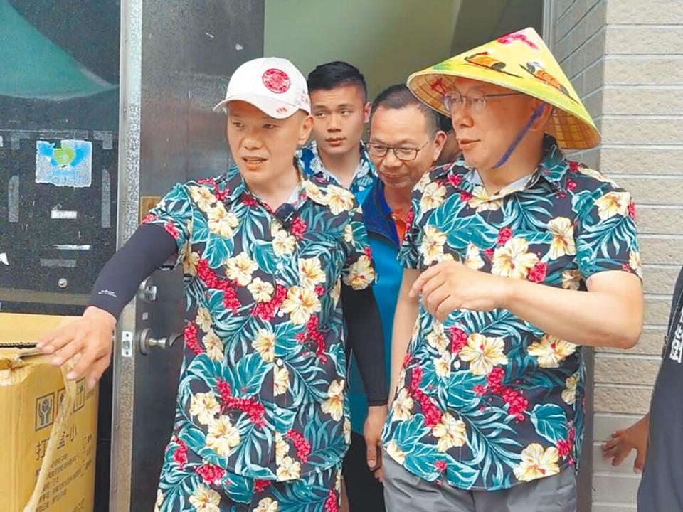 由民眾黨台中市議員江和樹（前左）等人舉辦的「大里人潑水節」7日於大里十九甲健康公園登場，民眾黨黨主席柯文哲（前右）受邀到場。（潘虹恩攝）