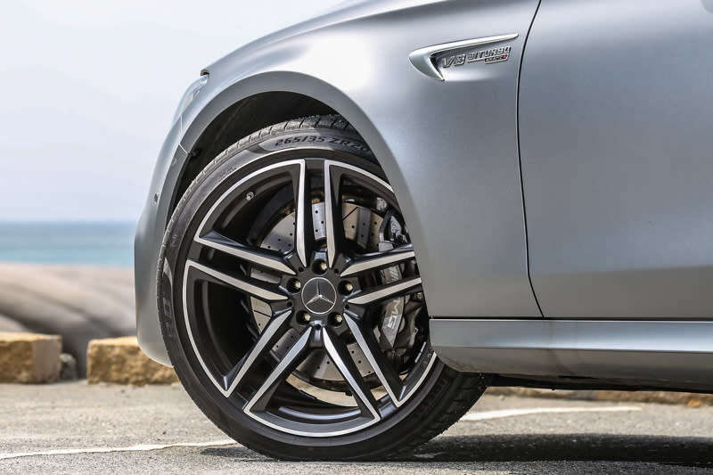 20吋胎圈規格搭配低扁平比輪胎，舒適度自然打了些折扣。