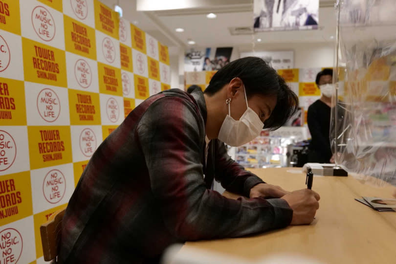 緒方龍一在新宿的TOWER唱片行舉辦單曲發行紀念簽名會。（圖／DRAVIL 提供）