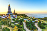 À la 3e place : Chiang Mai. Nichée dans les montagnes au nord de la Thaïlande, elle est l’escapade oxygène que l’on s’offre pour échapper quelques jours à la bouillonnante Bangkok. On y découvre des temples bouddhistes très élaborés qui remontent pour certains au XIVème siècle. Elle est considérée comme l’une des villes les plus agréables d’Asie. Rien que cela !