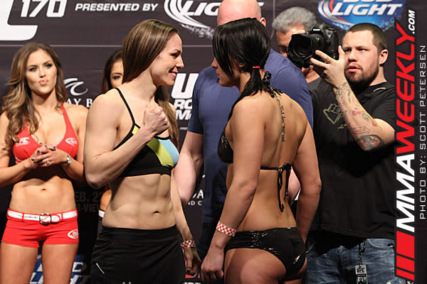 https://s.yimg.com/ny/api/res/1.2/8.GwaeODubbqNVAouSjFJw--/YXBwaWQ9aGlnaGxhbmRlcjt3PTY0MDtoPTQyNw--/https://media.zenfs.com/en_US/Sports/MMAWeekly/18-Alexis-Davis-Jessica-Eye-UFC-170-w-0538.jpg