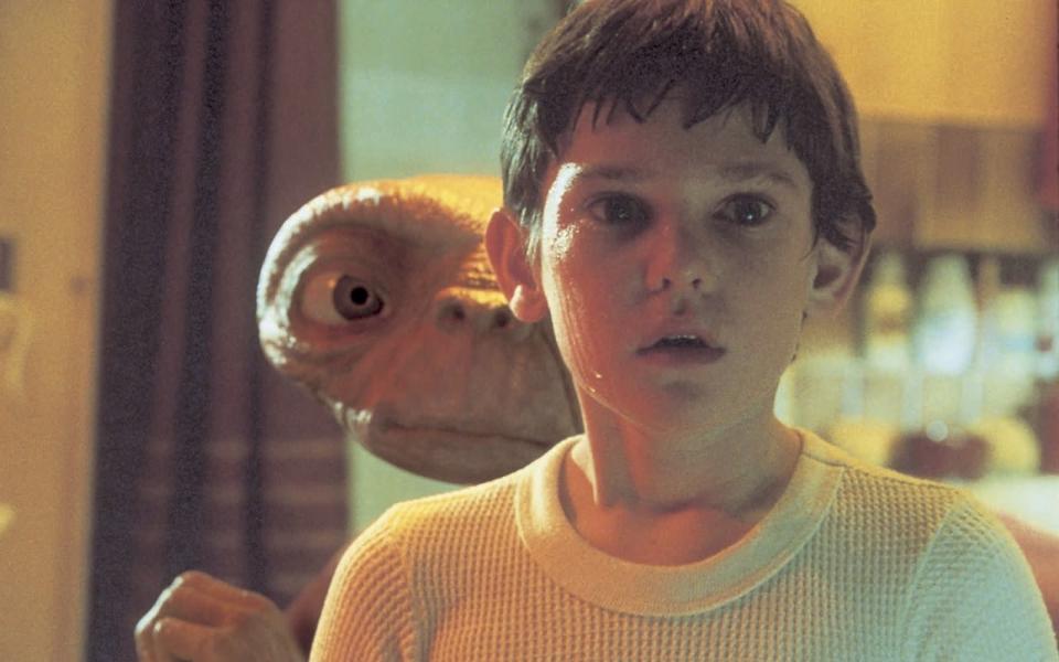 <p>Vor genau 40 Jahren, am 26. Mai 1982, feierte "E.T. - Der Außerirdische" seine Weltpremiere in Cannes: Seine minderjährigen Hauptdarsteller, darunter Henry Thomas (Bild), machte der Sci-Fi-Klassiker damals zu Kinderstar. Was aus ihm und anderen Kinderdarstellern wurde, wer sich nach frühem Ruhm zurückzog, wer abstürzte und wer bis heute gut im Geschäft ist, erfahren Sie hier. (Bild: Universal)</p> 