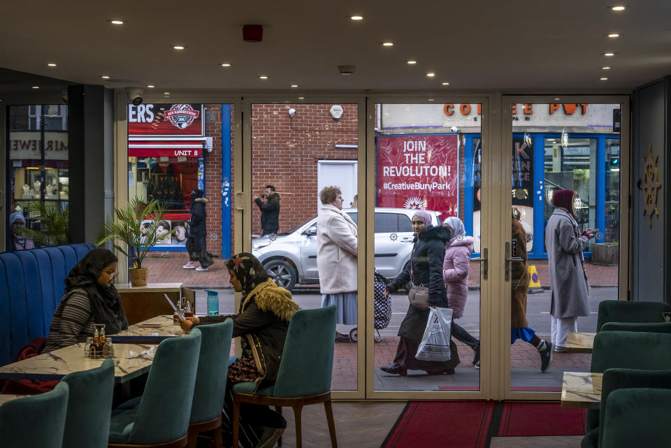 Clientes en un restaurante en la zona de Bury Park en Luton, Inglaterra, el 27 de febrero de 2024. (Andrew Testa/The New York Times)
