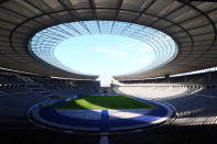 Estádio Olímpico de Berlim - Desenhado pelo arquiteto Werner March, o estádio foi construído para a Olimpíada de 1936, em Berlim. Foi lá dentro que o norte-americano Jesse Owens calou Adolf Hitler ao conquistar quatro medalhas de ouro no atletismo. O lugar foi restaurado para a Copa do Mundo de 2006 e foi o palco da grande final, decidida entre Itália e França. Quem joga no estádio é o Hertha Berlin.