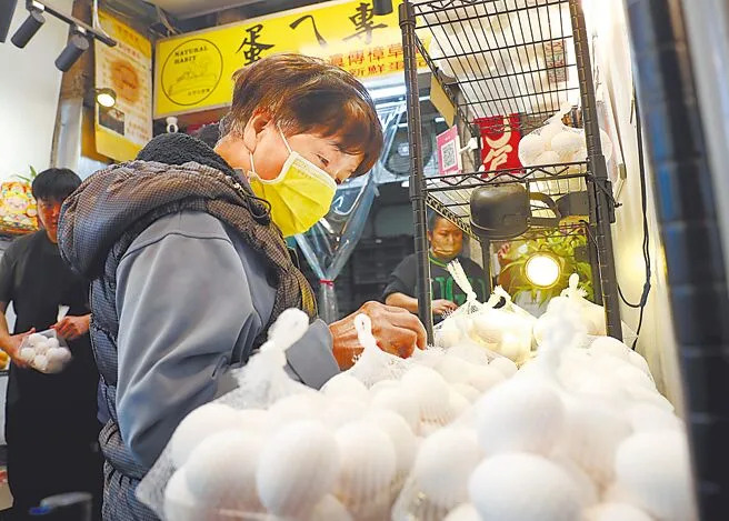 台北市蛋商業同業公會5日宣布6日起雞蛋從每台斤52元漲到55元，價格創歷史新高，漲幅高達5.8%。在北市松山區的一家雞蛋專賣店，5日民眾搶買每袋包裝好以150元出售的白雞蛋。（鄭任南攝）