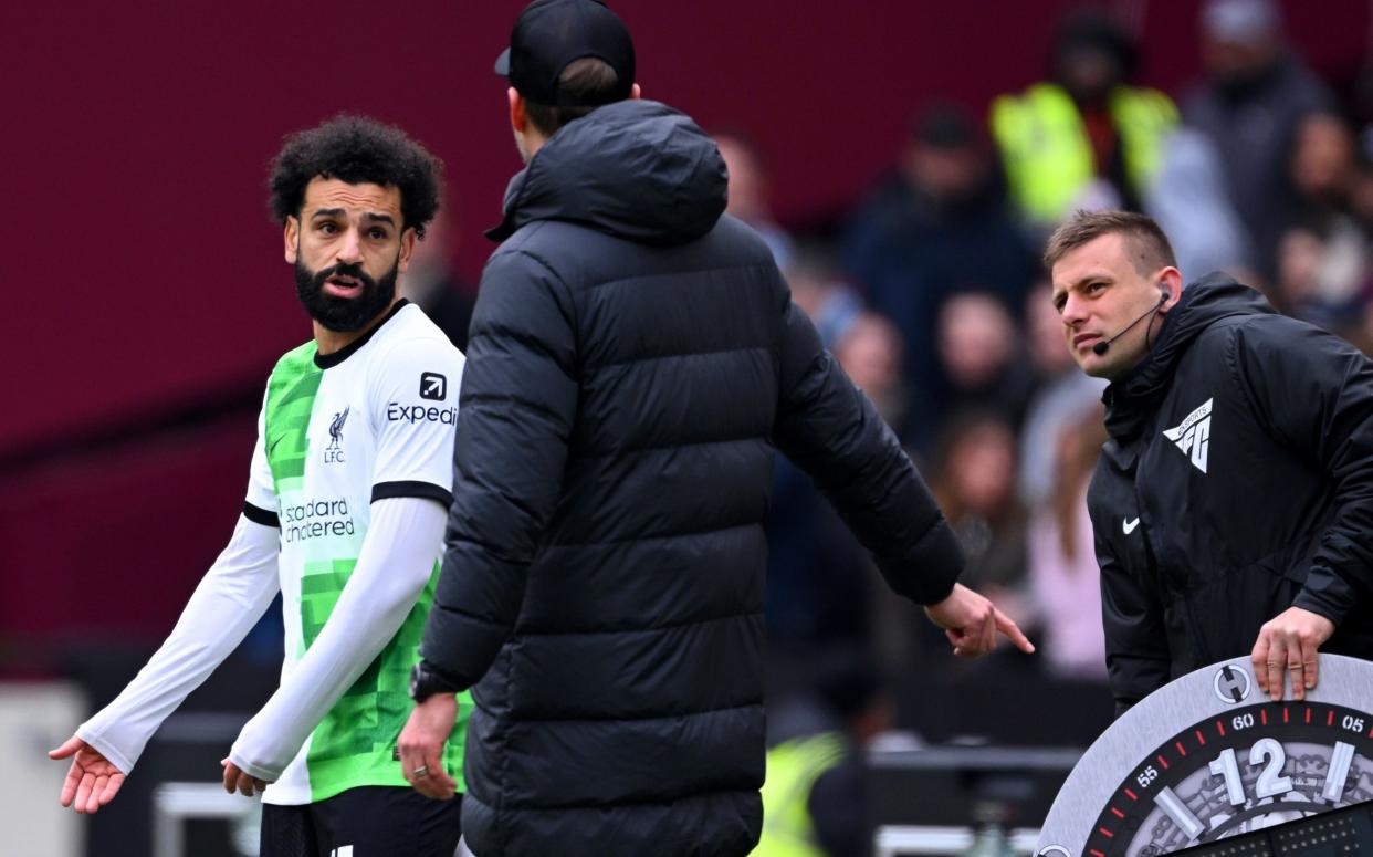 Mohamed Salah and Jurgen Klopp get heated on the touchline