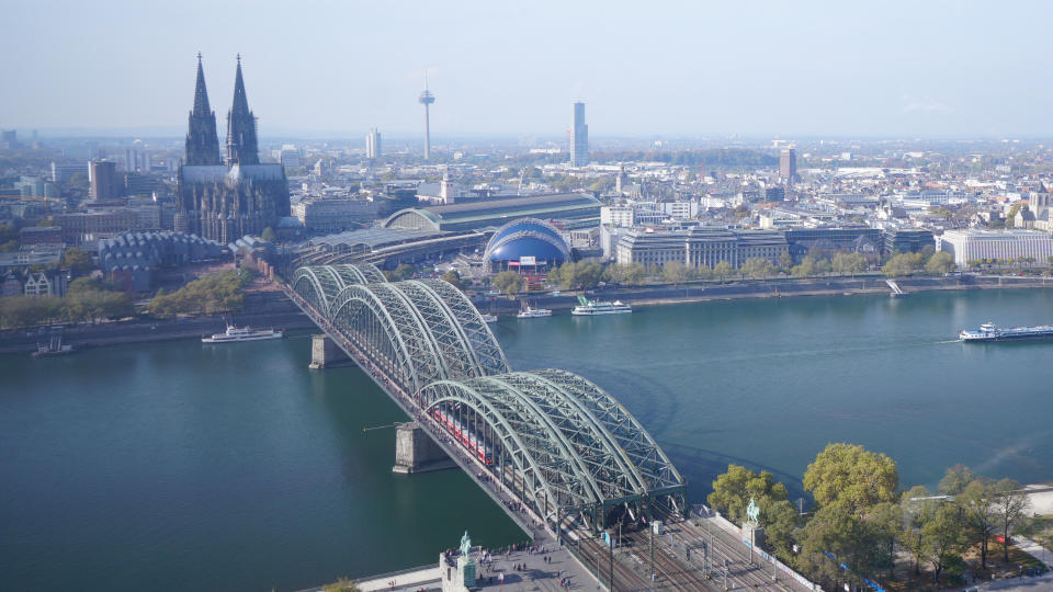 Immerhin gut angebunden: Die Züge fahren direkt bis zu den Füßen des Kölner Doms. (Bild: Getty) 