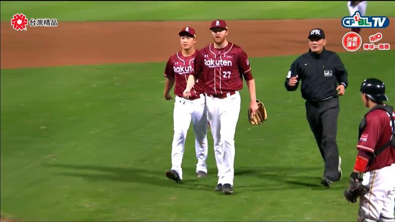 霸林爵不斷朝主審罵髒話。（圖／翻攝自CPBL TV）