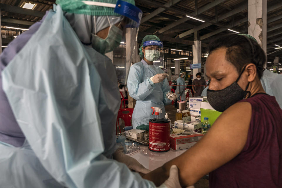 Un hombre recibe una vacuna contra la COVID-19 durante una campaña de vacunación en Bangkok, Tailandia, el 17 de marzo de 2021. (Adam Dean/The New York Times).